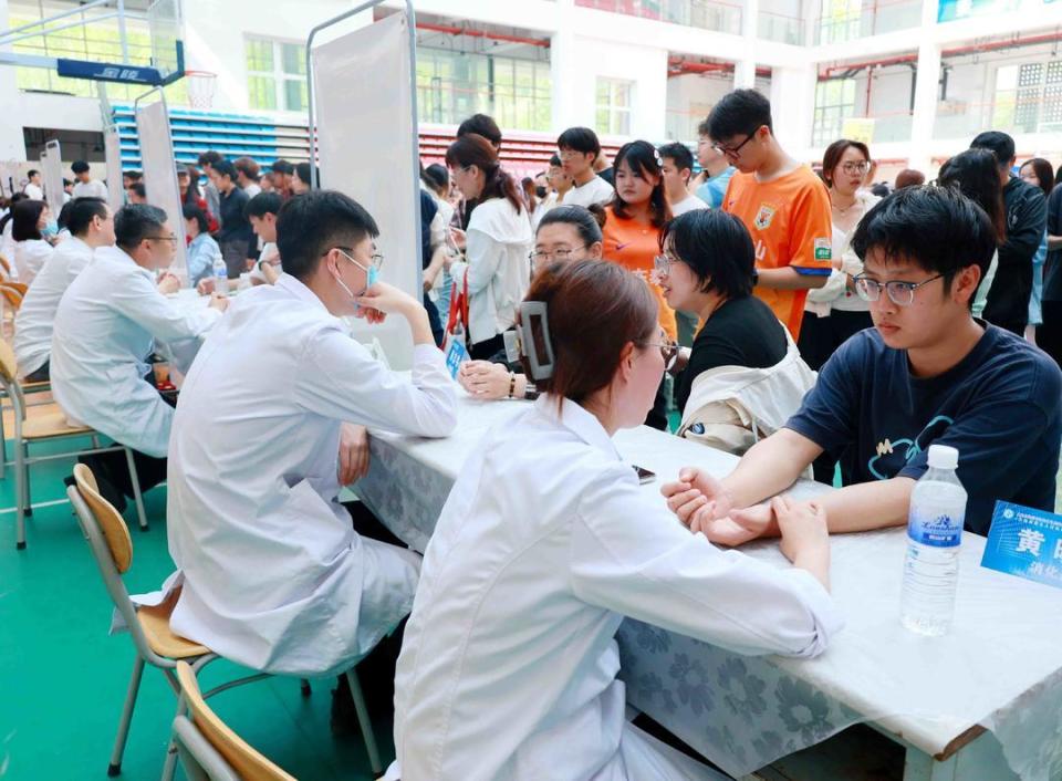 健康校園新風(fēng)尚 青島理工大學(xué)中醫(yī)文化市集暨義診咨詢活動紀(jì)實